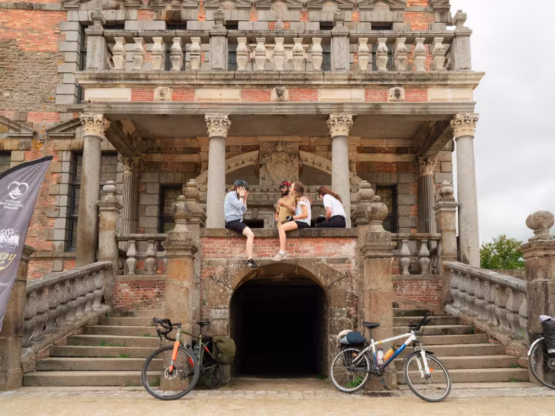 Cyclistes assis au château des Montgommery