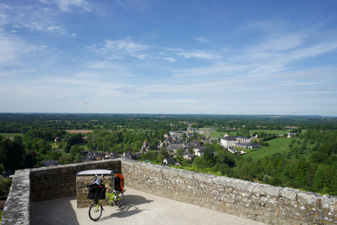 Vue sur la vallée depuis la terrasse de la cité médiévale de Domfront