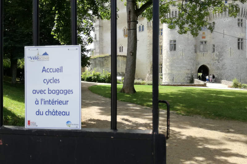 Pancarte accueil des cyclistes et parking sécurisé au château de Nogent-le-Rotrou