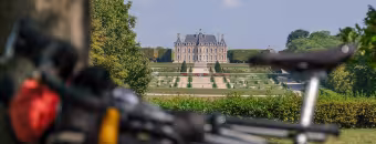 Vélos de voyage sur la coulée verte du sud parisien avec vue sur le château et les jardins du domaine de Sceaux, étape de la Véloscénie en Île-de-France.