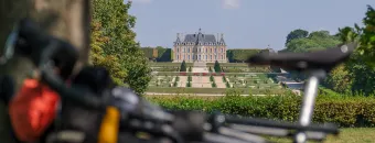 Vélos de voyage sur la coulée verte du sud parisien avec vue sur le château et les jardins du domaine de Sceaux, étape de la Véloscénie en Île-de-France.