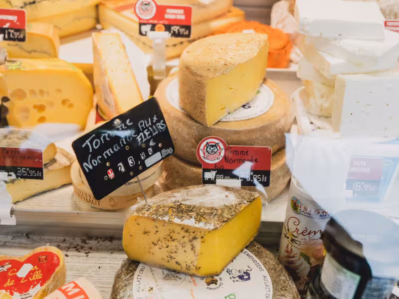 Étal de fromages normands sur le marché de Saint-Hilaire-du-Harcouët