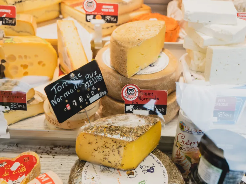 Étal de fromages normands sur le marché de Saint-Hilaire-du-Harcouët