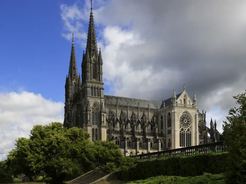La Basilique Notre-Dame de Montligeon, "cathédrale dans les champs"