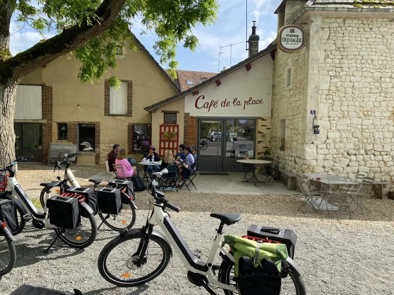 Le café de la Place à Courgeon, une halte appréciée des voyageurs à vélo