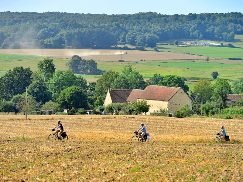Voyageurs à vélo sur une petite route dans le Perche
