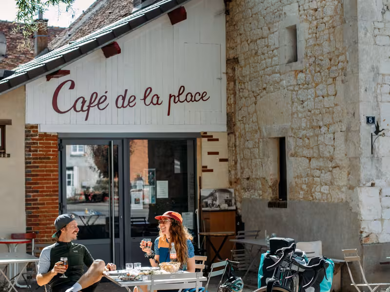 Le café de la Place à Courgeon, une halte appréciée des voyageurs à vélo