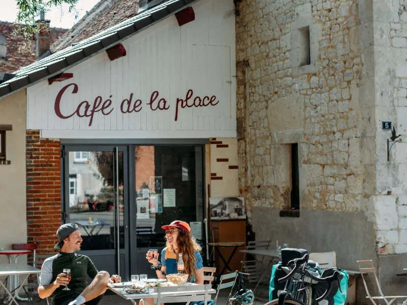 Le café de la Place à Courgeon, une halte appréciée des voyageurs à vélo