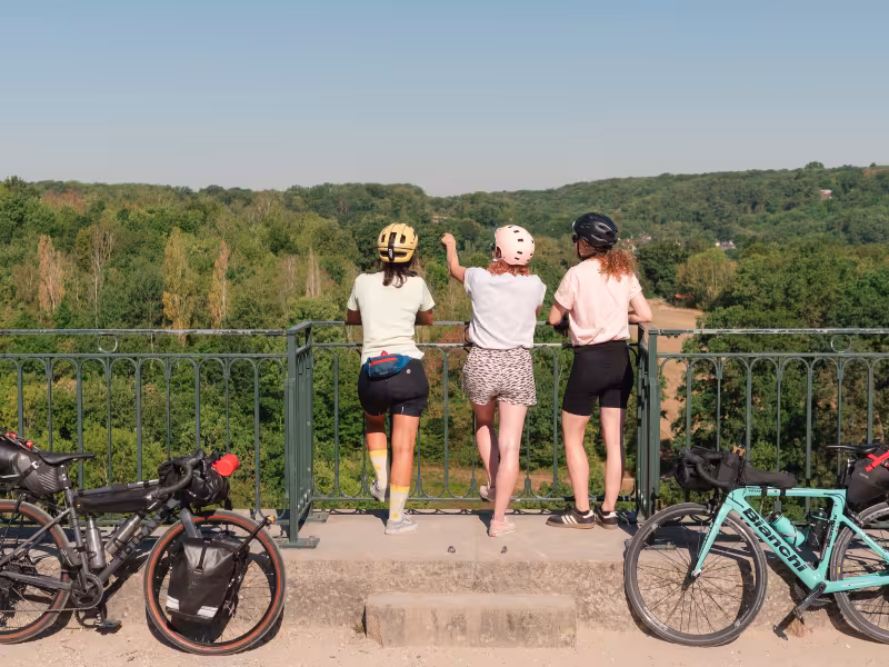 Cyclistes sur le viaduc des Fauvettes sur l'étape Massy - Limours de la Véloscénie
