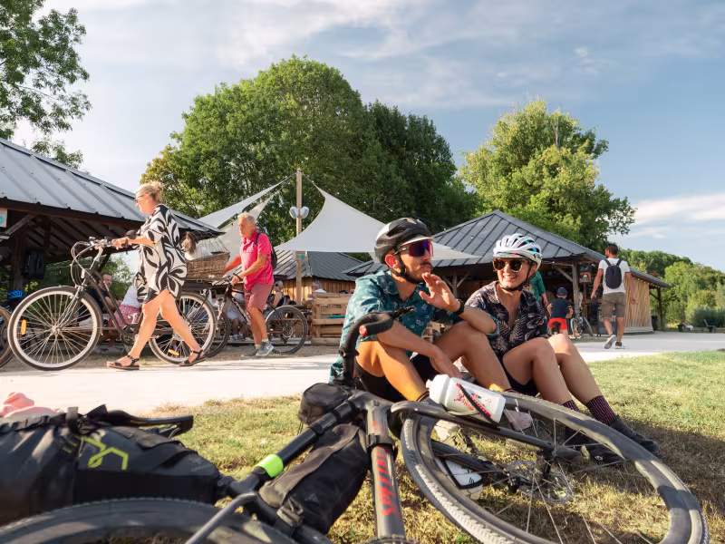 Cyclistes s'arrêtant à la guinguette de Luisant le long de la voie verte des bords de l'Eure à proximité de Chartres