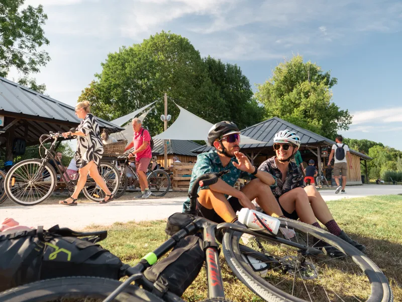 Cyclistes s'arrêtant à la guinguette de Luisant le long de la voie verte des bords de l'Eure à proximité de Chartres