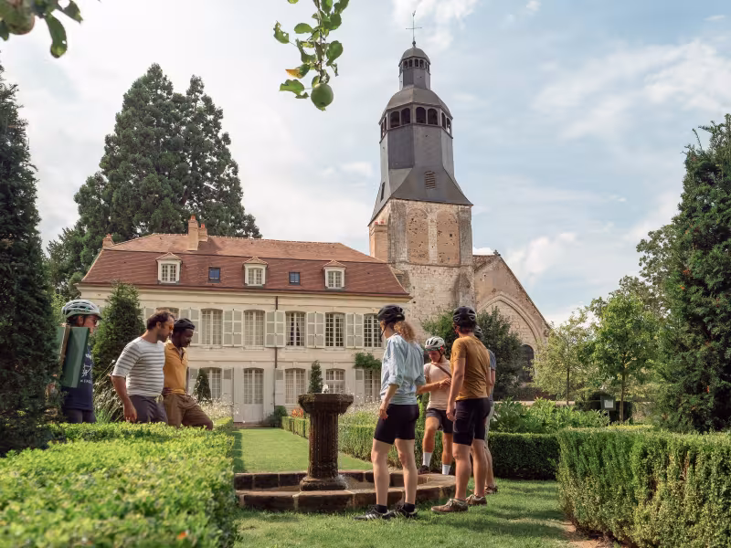 Cyclotouristes se promenant dans les jardins de l'Abbaye à Thiron-Gardais