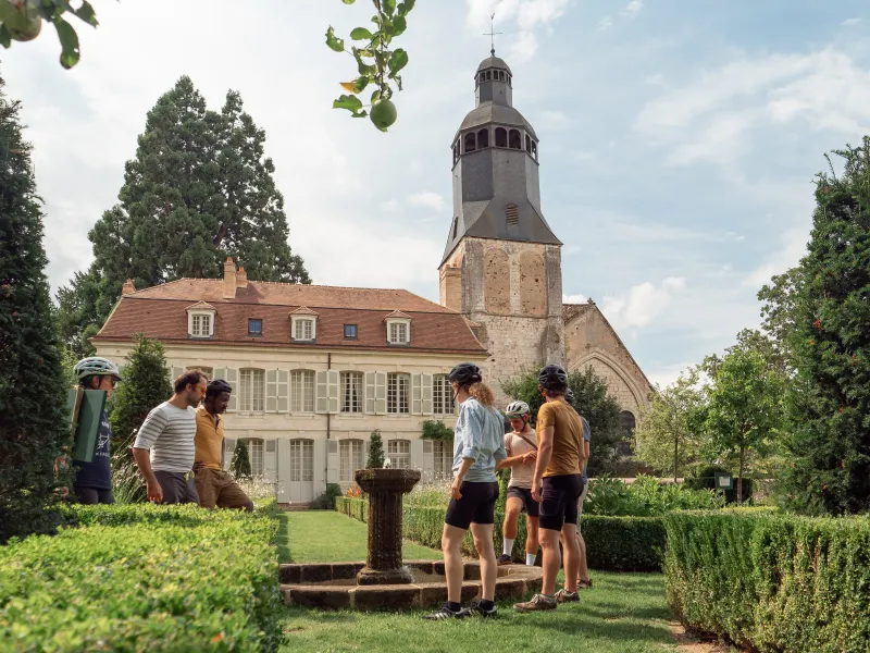 Cyclotouristes se promenant dans les jardins de l'Abbaye à Thiron-Gardais