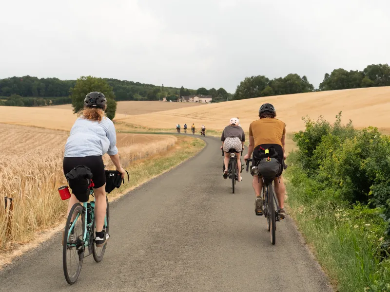 Cyclistes roulant sur une petites routes du Perche