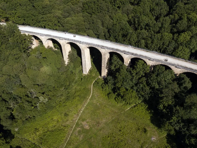 Le viaduc des Fauvettes d'une hauteur de 34 mètres et 221 mètres de long est emprunté par la Véloscénie Paris - Le Mont Saint-Michel