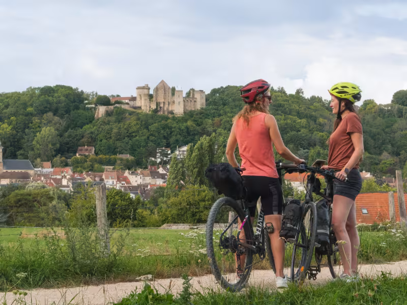 Cyclistes sur l'étape St-Rémy-lès-Chevreuse - Rambouillet avec vue sur le château de la Madeleine.