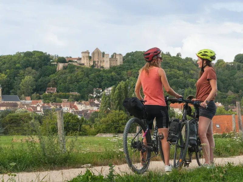 Cyclistes sur l'étape St-Rémy-lès-Chevreuse - Rambouillet avec vue sur le château de la Madeleine.