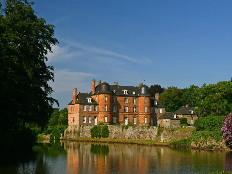 Château de Couterne et plan d'eau