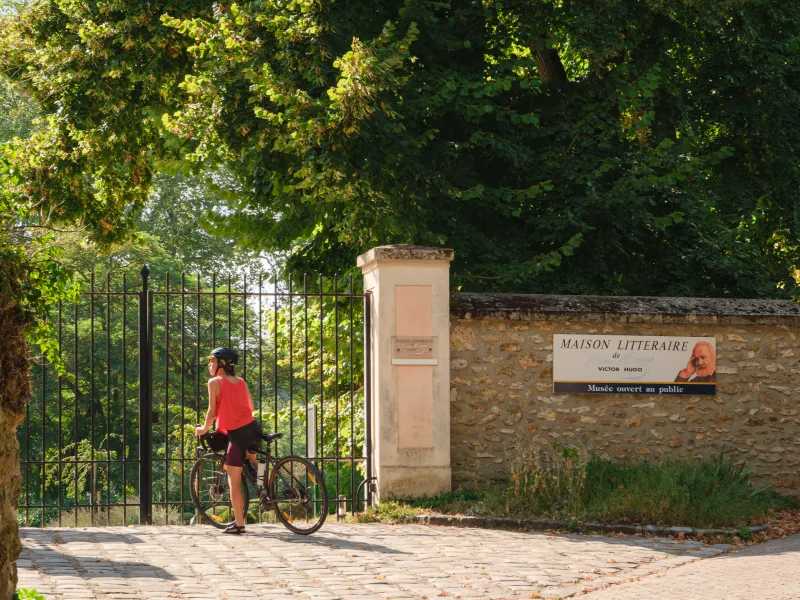 Cycliste à l'entrée de la Maison littéraire de Victor Hugo à Bièvres sur la Véloscénie, Essonne
