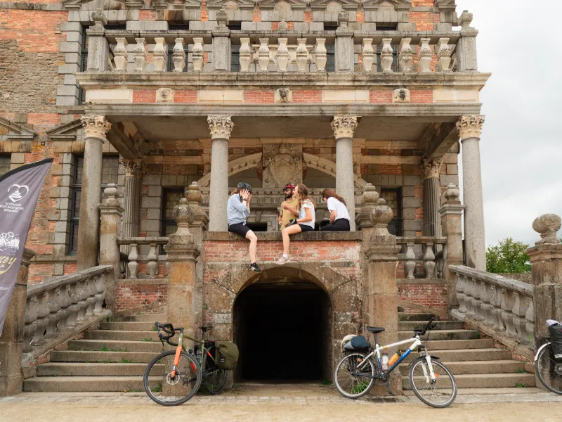 Cyclistes assis au château des Montgommery
