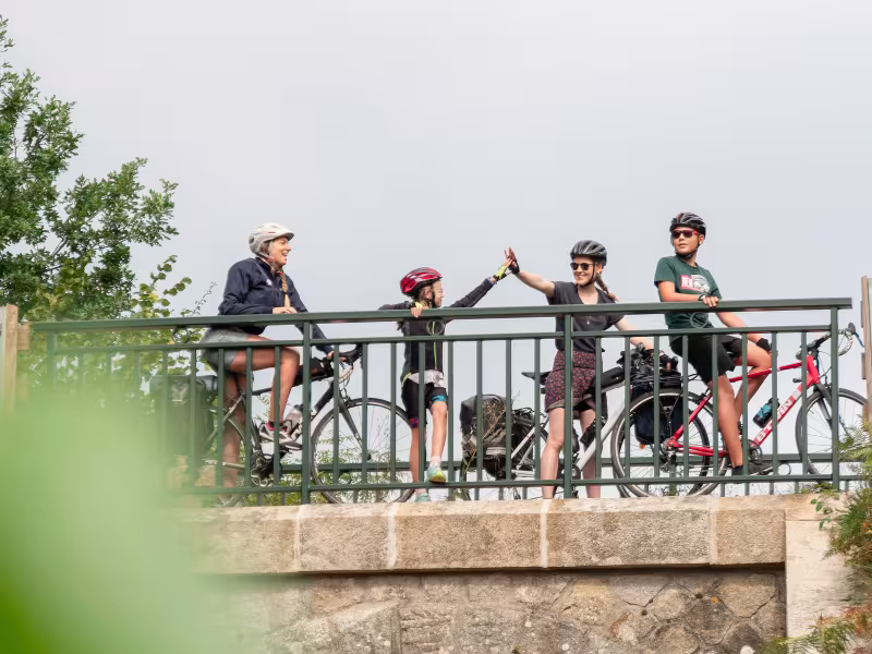 Cyclistes sur un pont ferroviaire reconverti en voie verte