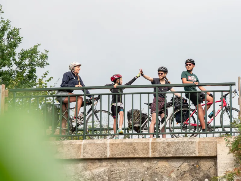 Cyclistes sur un pont ferroviaire reconverti en voie verte