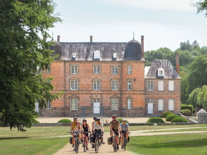 Le parc du château de Couterne couvre une vingtaine d’hectares et offre plus de 3 km d’allées entretenues et boisées où il fait bon se promener.