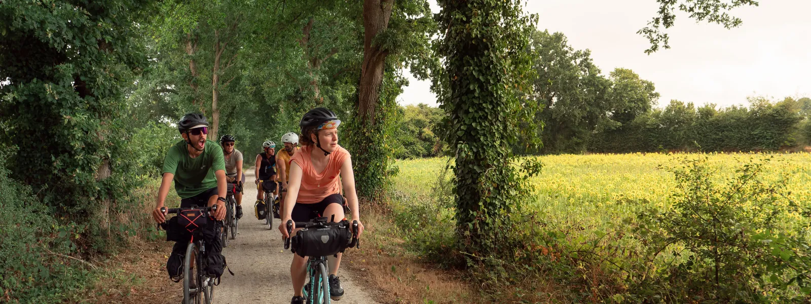 Cyclistes roulant sur la voie verte entre Condé-sur-Huisne et Alençon dans le Perche