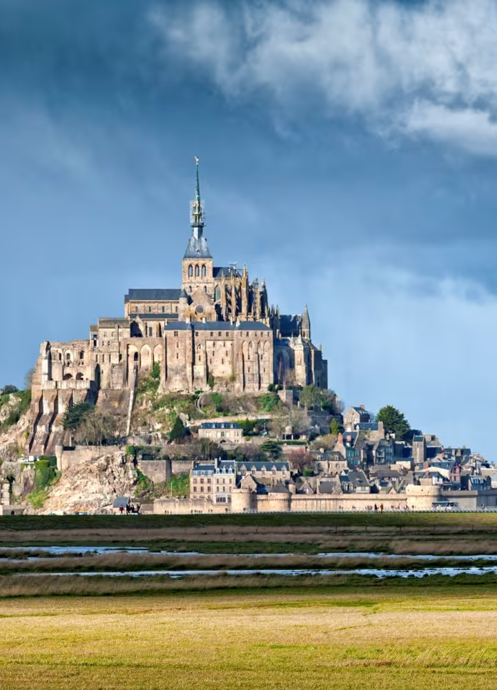 Lumière sur le Mont-Saint-Michel et sa baie
