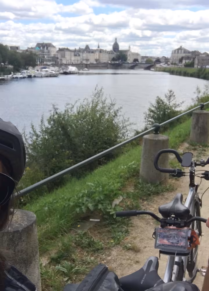 Sixtine et Tom voyagent en tandem sur La Véloscénie