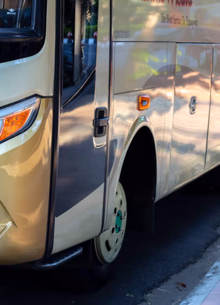 Bus lines serving departure or arrival points along La Véloscénie.