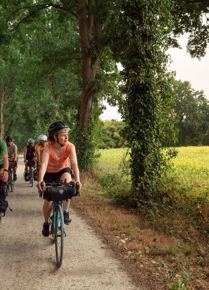 Cyclistes roulant sur la voie verte entre Condé-sur-Huisne et Alençon dans le Perche