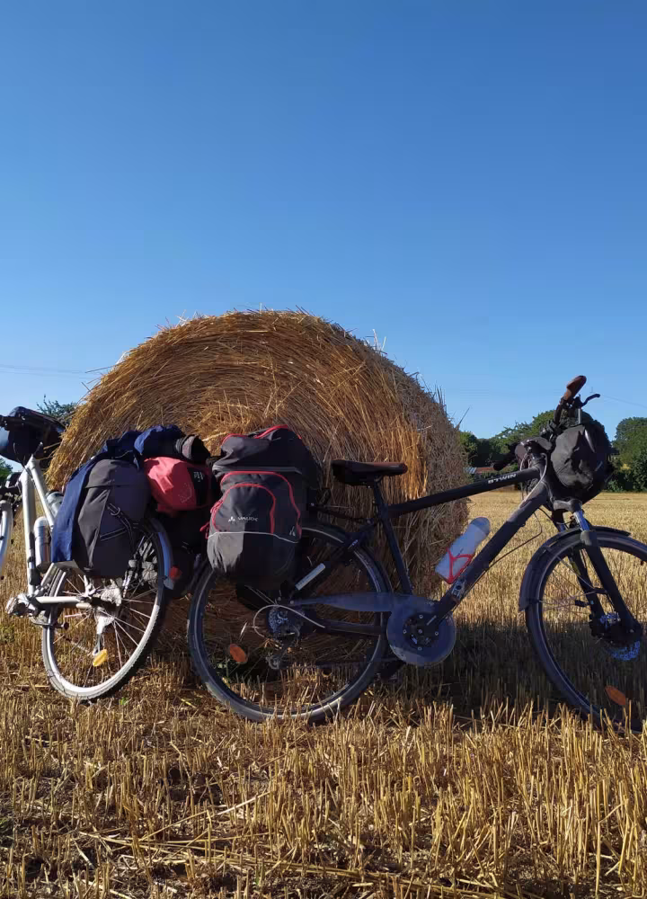 2 vélos devant une botte de paille dans un champs le long de La Véloscénie