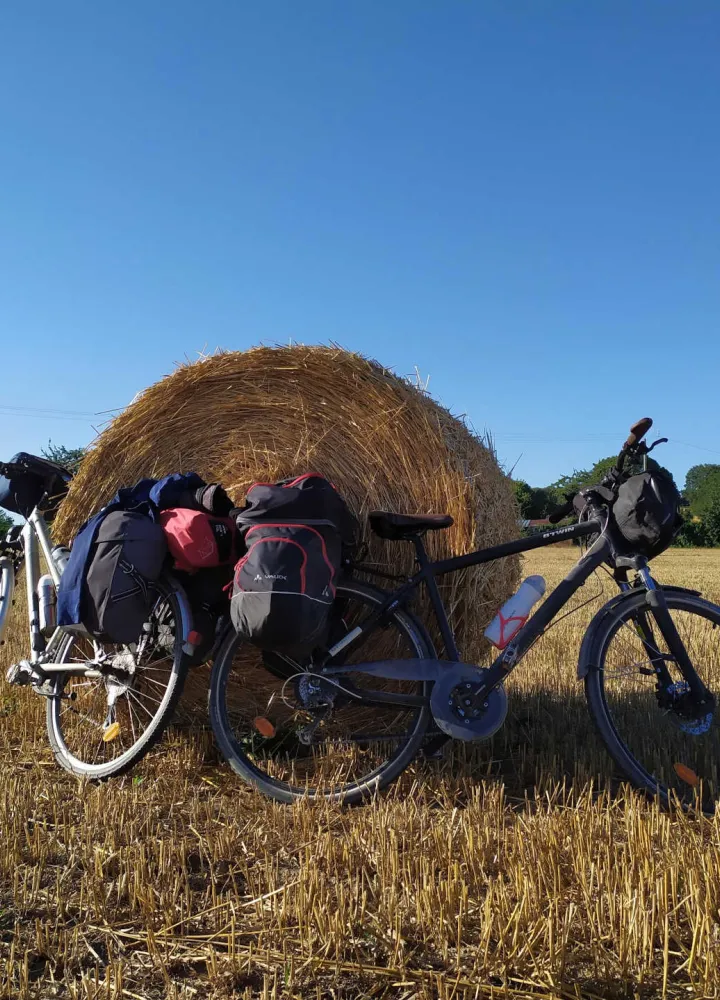 2 vélos devant une botte de paille dans un champs le long de La Véloscénie