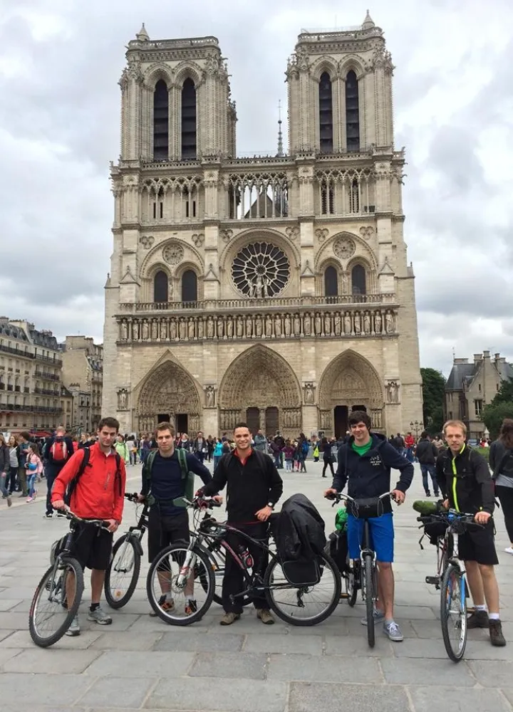 Départ sur le parvis de la cathédrale Notre-Dame-de-Paris