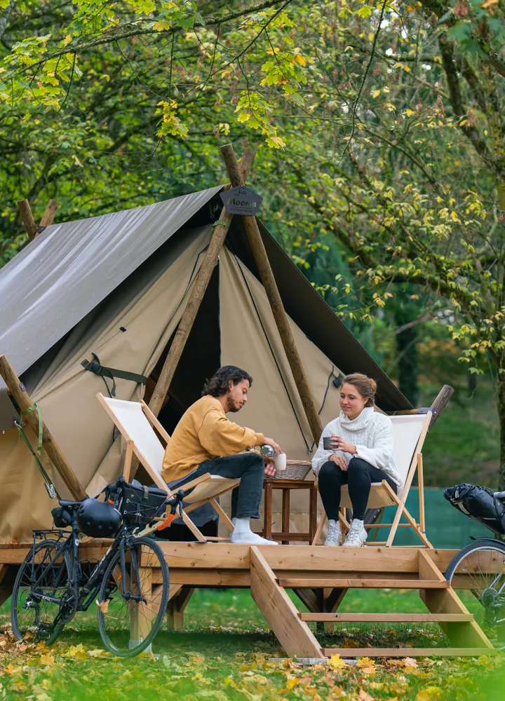 Tente ecolodge pour les voyageurs à vélo sur l'itinéraire La Véloscénie dans le camping de Chartres