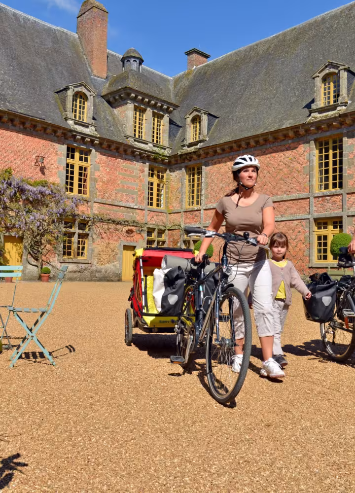 Visite du château de carrouges à vélo et en famille