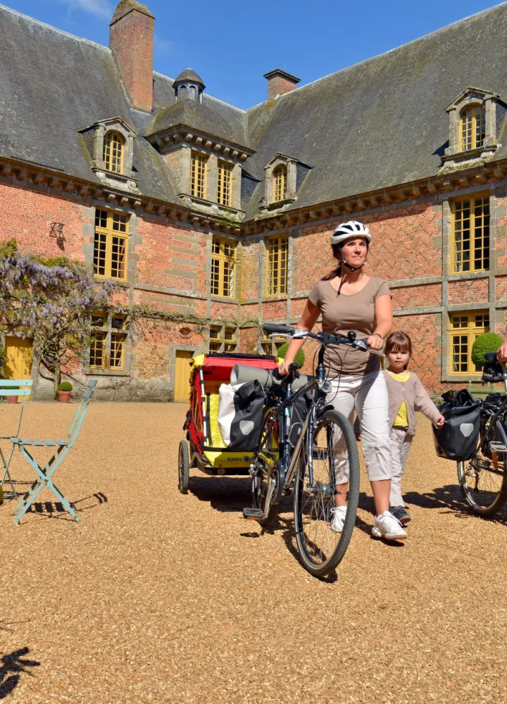 Visite du château de carrouges à vélo et en famille