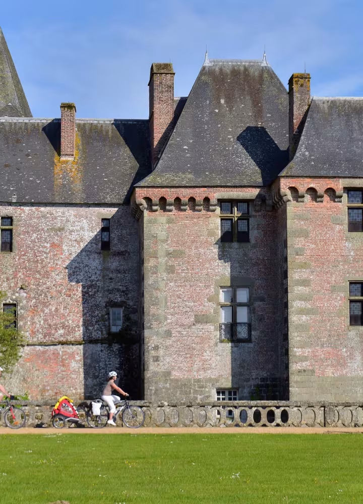 Cyclistes devant le château de Carrouges
