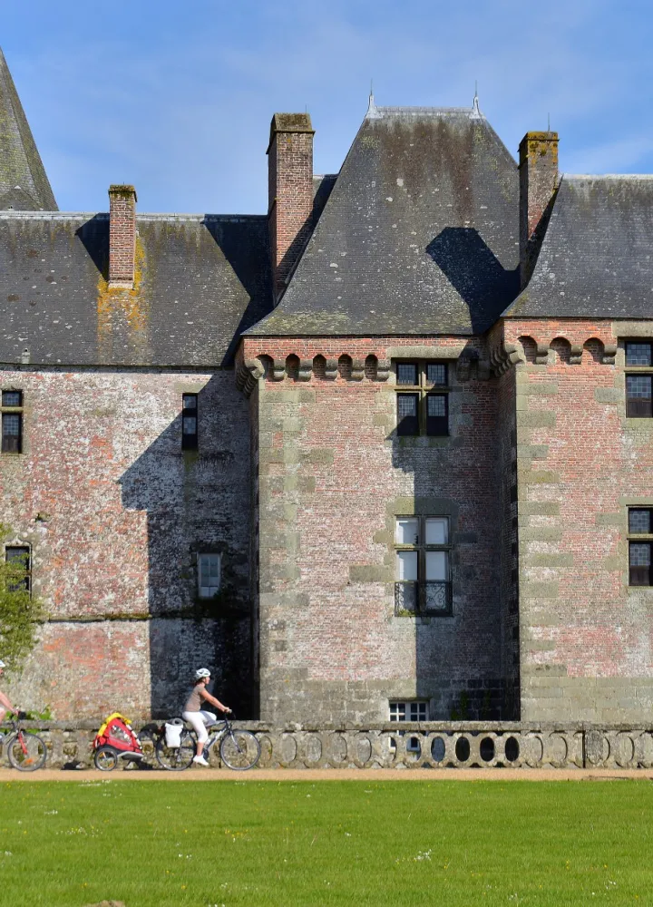 Cyclistes devant le château de Carrouges