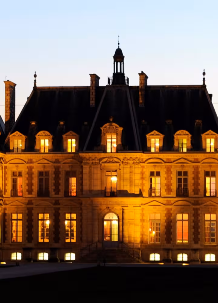 Le château de Sceaux éclairé à la nuit tombante