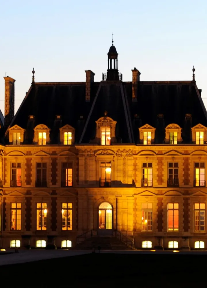 Le château de Sceaux éclairé à la nuit tombante