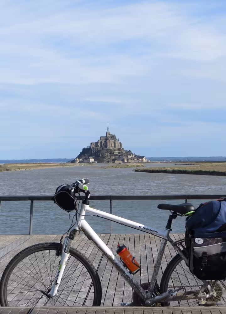 Photo souvenir devant le Mont-Saint-Michel