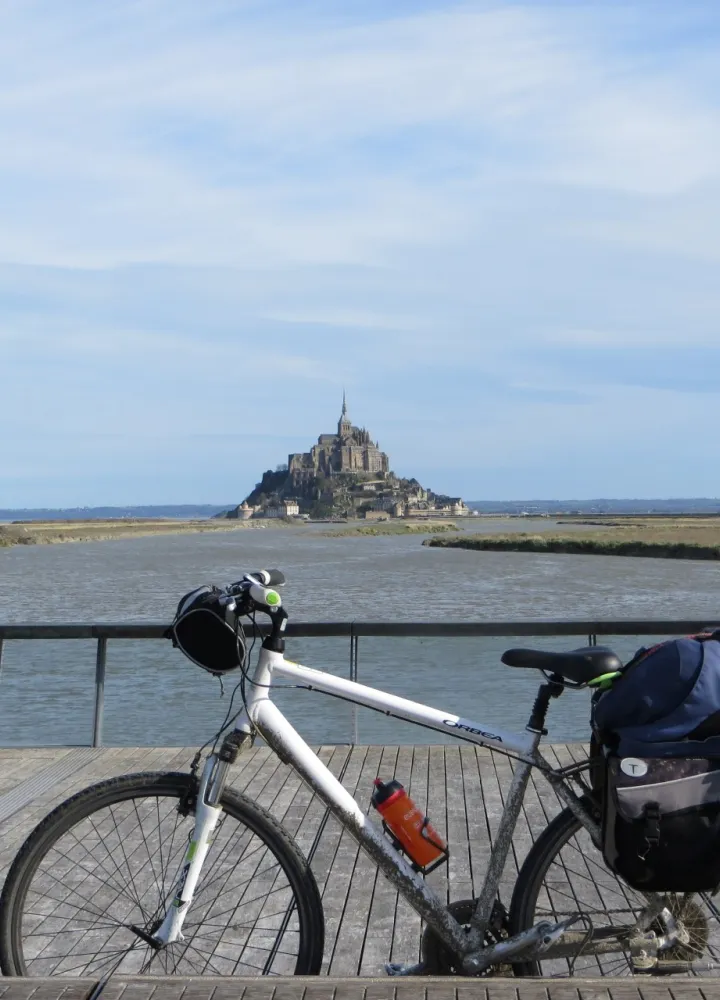 Photo souvenir devant le Mont-Saint-Michel