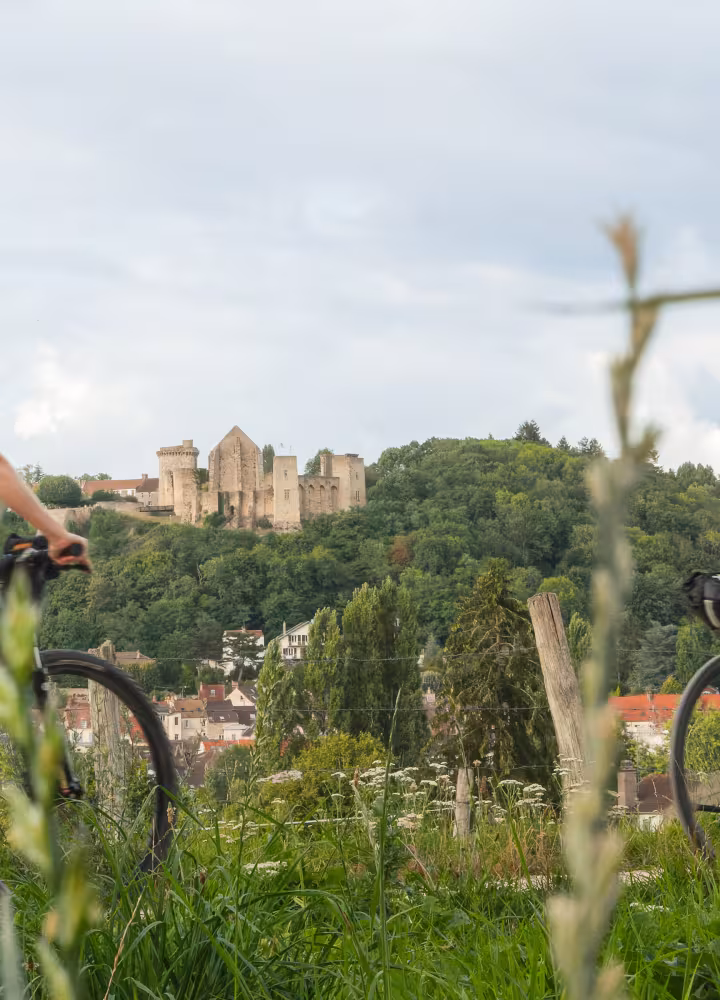 Deux cyclistes devant le château de la Madeleine à Chevreuse sur la Véloscénie dans les Yvelines
