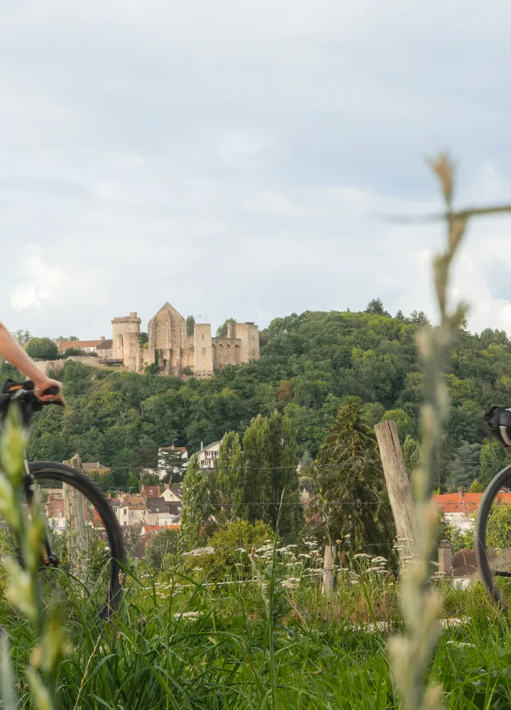 Deux cyclistes devant le château de la Madeleine à Chevreuse sur la Véloscénie dans les Yvelines