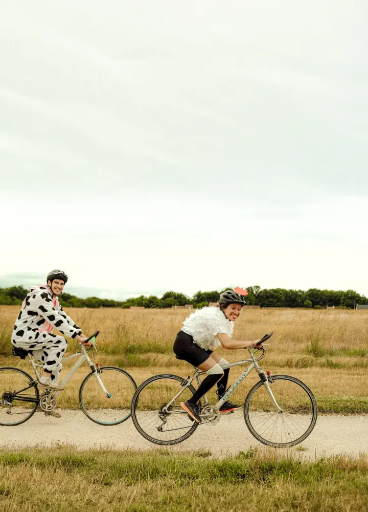 Cyclistes déguisés en vache et en poule sur la Véloscénie lors du Mad Jacques, Vallée de Chevreuse