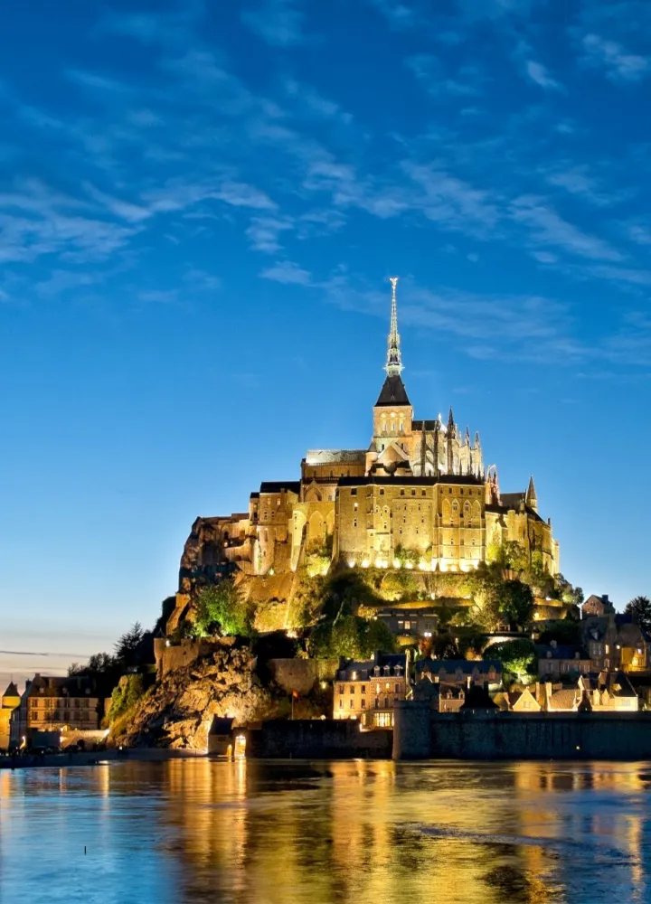 Le Mont-Saint-Michel éclairé à la nuit tombante