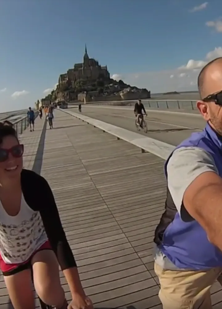 Pamela et Raffaele arrivent au Mont-Saint-Michel