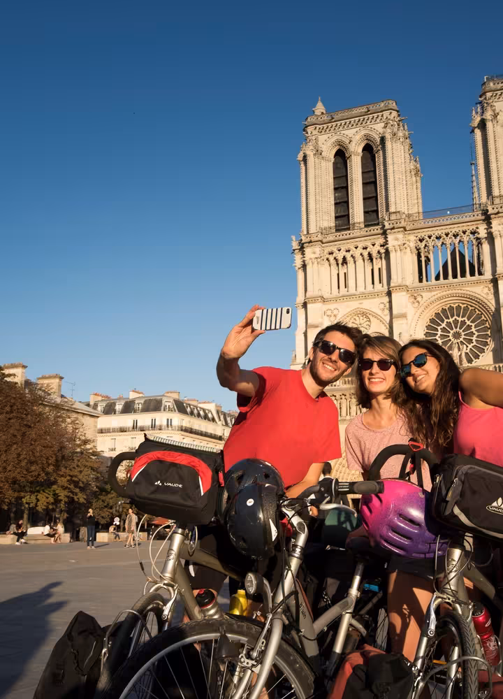 Cyclistes devant la cathédrale Notre-Dame de Paris